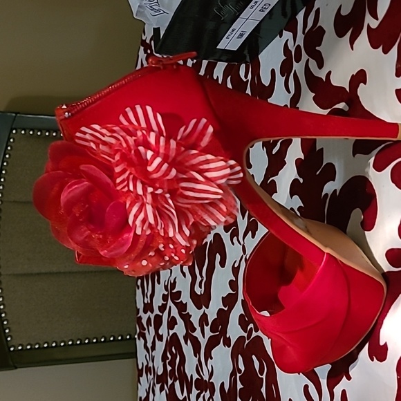 Shoes - Picture 1 of 3